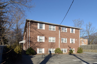 84 Pleasant St in Randolph, MA - Foto de edificio - Building Photo