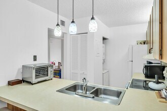 3402 Gardens E Dr in Palm Beach Gardens, FL - Building Photo - Building Photo