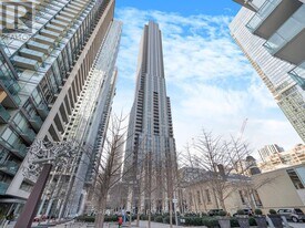 11 Yorkville Ave in Toronto, ON - Building Photo