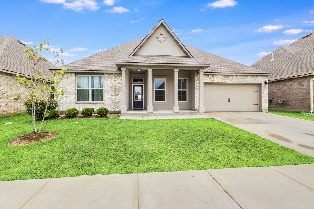 107 Hardwood Dr in Lafayette, LA - Building Photo