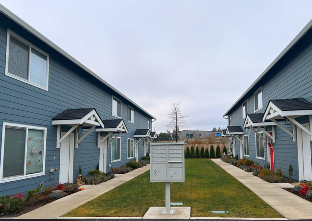 166 Northridge Terrace in Medford, OR - Building Photo