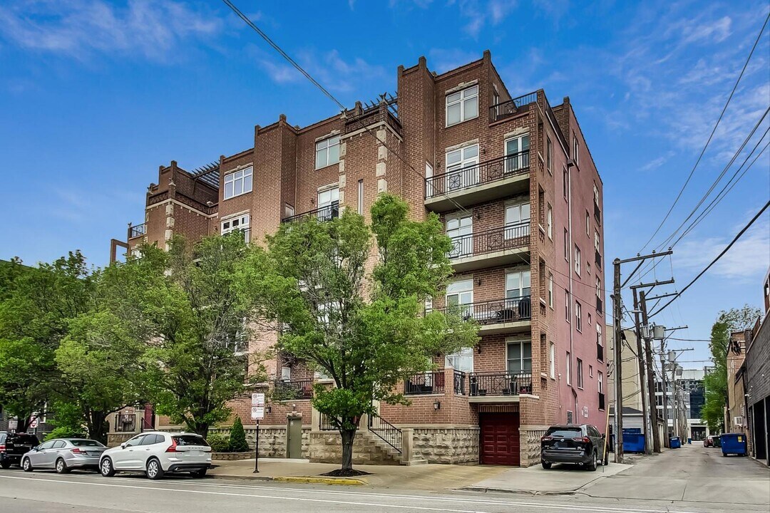 814 W Hubbard St in Chicago, IL - Building Photo