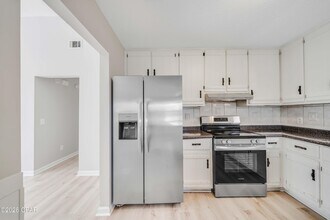 7011 Lois St in Panama City, FL - Building Photo - Building Photo