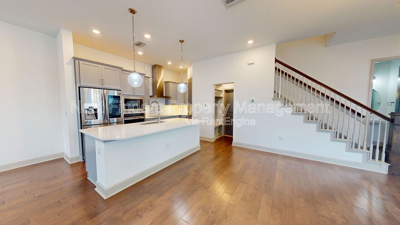7412 Beach Walk Place in Jacksonville, FL - Building Photo