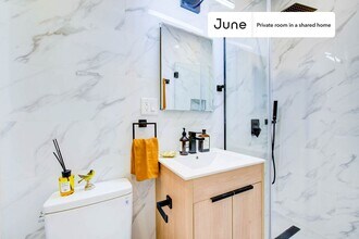 Room in Shared 4.0 bed/2 bath home in New York, NY - Building Photo - Building Photo