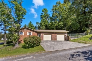 105 Ivy Ln in Clinton, TN - Building Photo