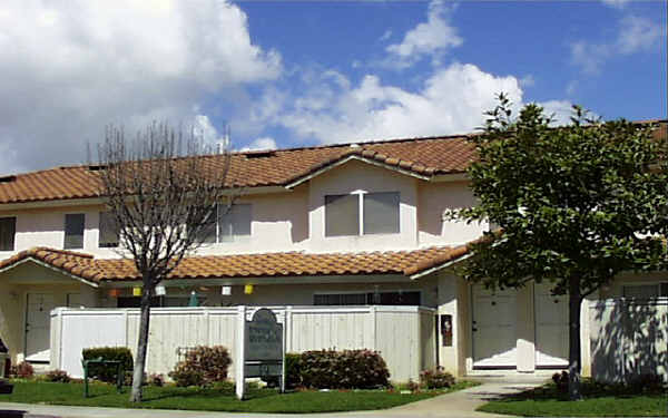 Bernard Townhome Apartments in Costa Mesa, CA - Foto de edificio - Building Photo