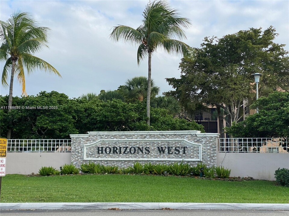 8520 SW 133rd Avenue Rd in Miami, FL - Building Photo