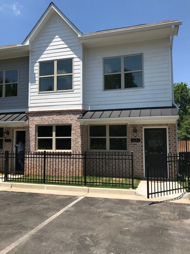 2042 Bolton Rd NW in Atlanta, GA - Building Photo - Building Photo