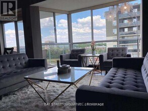 1071 Queens Ave in Oakville, ON - Building Photo - Building Photo