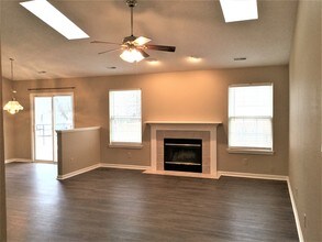 8018 Bitternut Dr in Indianapolis, IN - Foto de edificio - Building Photo