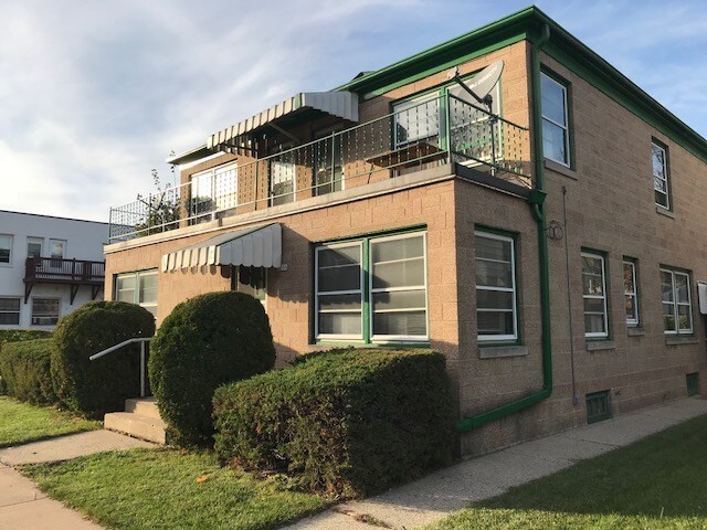 8008 W Becher St in West Allis, WI - Building Photo