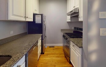 330 1/2 E St, Unit 1 in Boston, MA - Building Photo - Building Photo