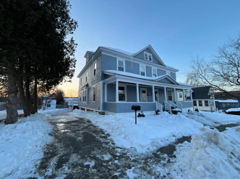 247 Francis Ave in Pittsfield, MA - Foto de edificio