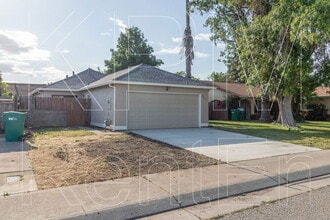 8413 Neubourg Dr in Stockton, CA - Building Photo - Building Photo