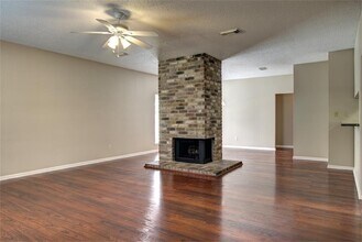 11 Cottage Grove Pl in Spring, TX - Building Photo - Building Photo