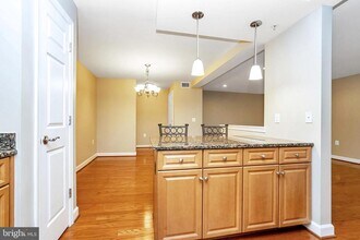 4079 S Four Mile Run Dr in Arlington, VA - Building Photo - Building Photo