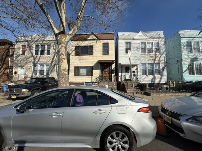 98 Yale Ave in Jersey City, NJ - Building Photo - Building Photo
