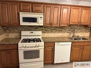 1037 Cricket Ln in Woodbridge, NJ - Building Photo - Building Photo