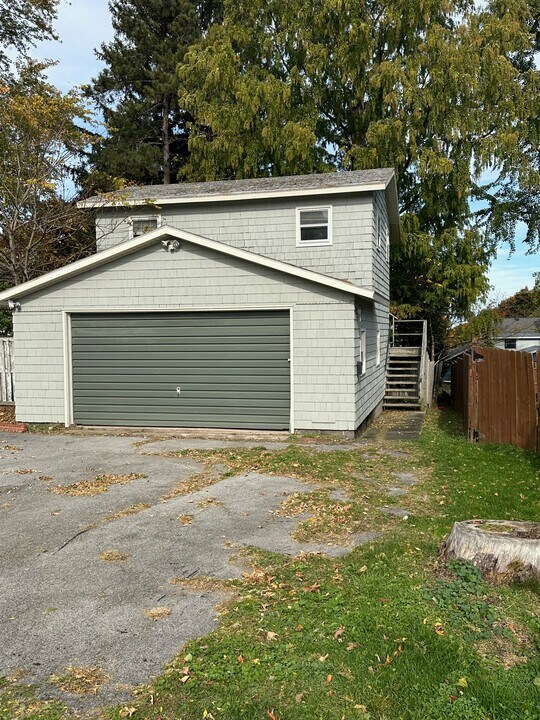 99 1/2 Ellen St in Oswego, NY - Building Photo