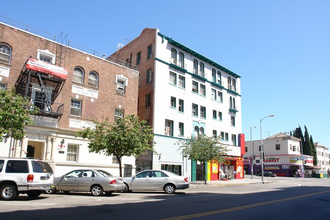 3259 W 8th St in Los Angeles, CA - Building Photo - Building Photo