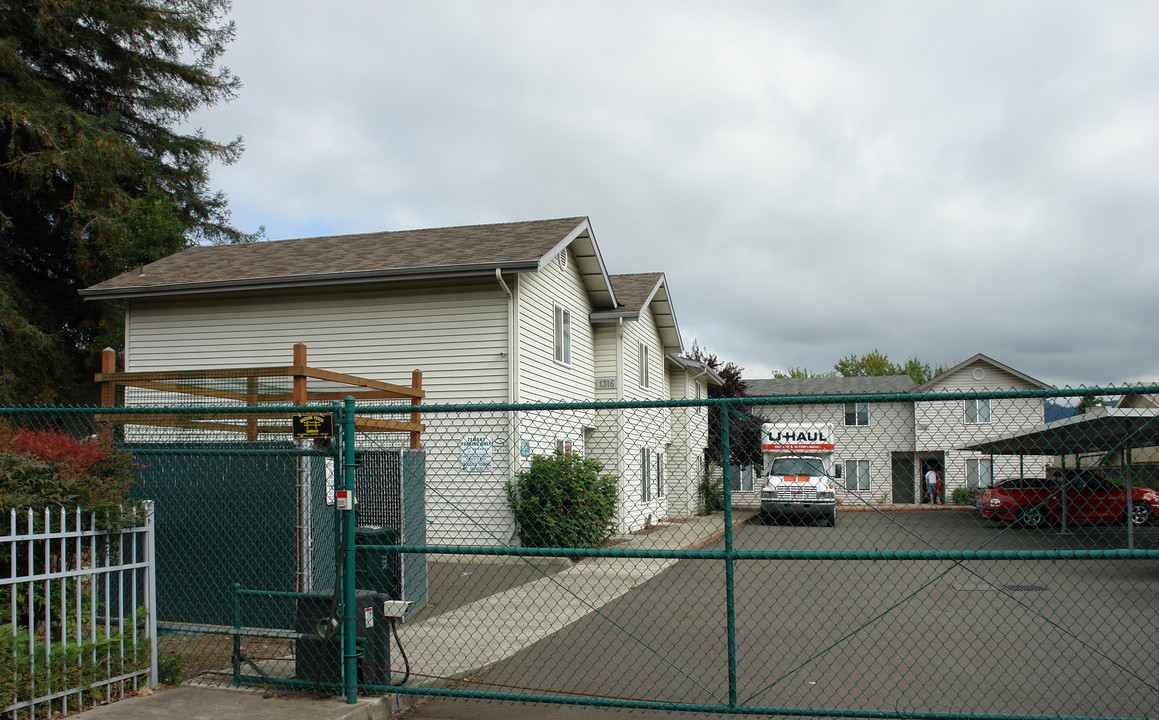 Ashley (south) in Springfield, OR - Building Photo