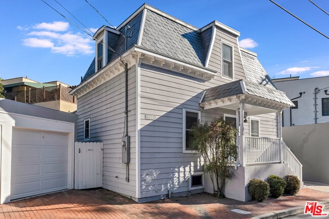 6117 Glen Holly St in Los Angeles, CA - Building Photo - Building Photo