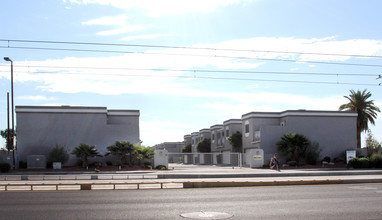 Metro 1 Townhomes in Phoenix, AZ - Foto de edificio - Building Photo