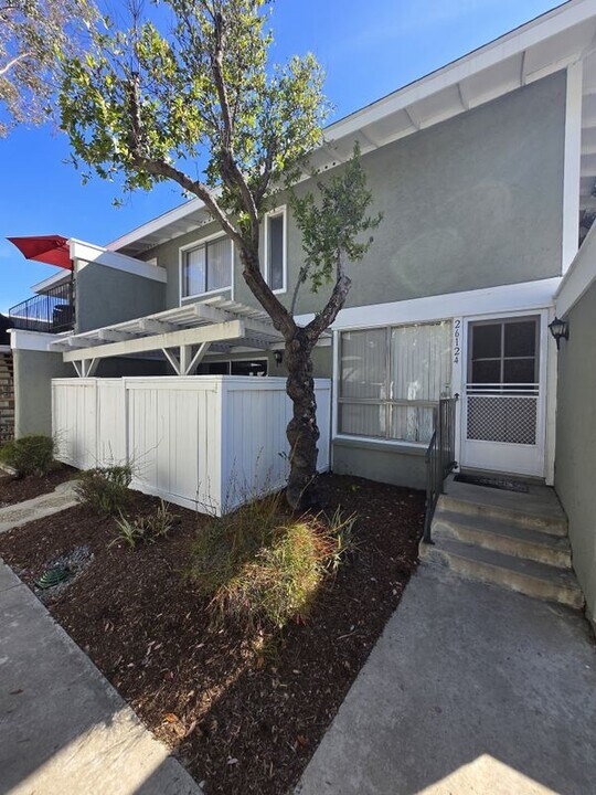 26124 Via Pera in Mission Viejo, CA - Building Photo