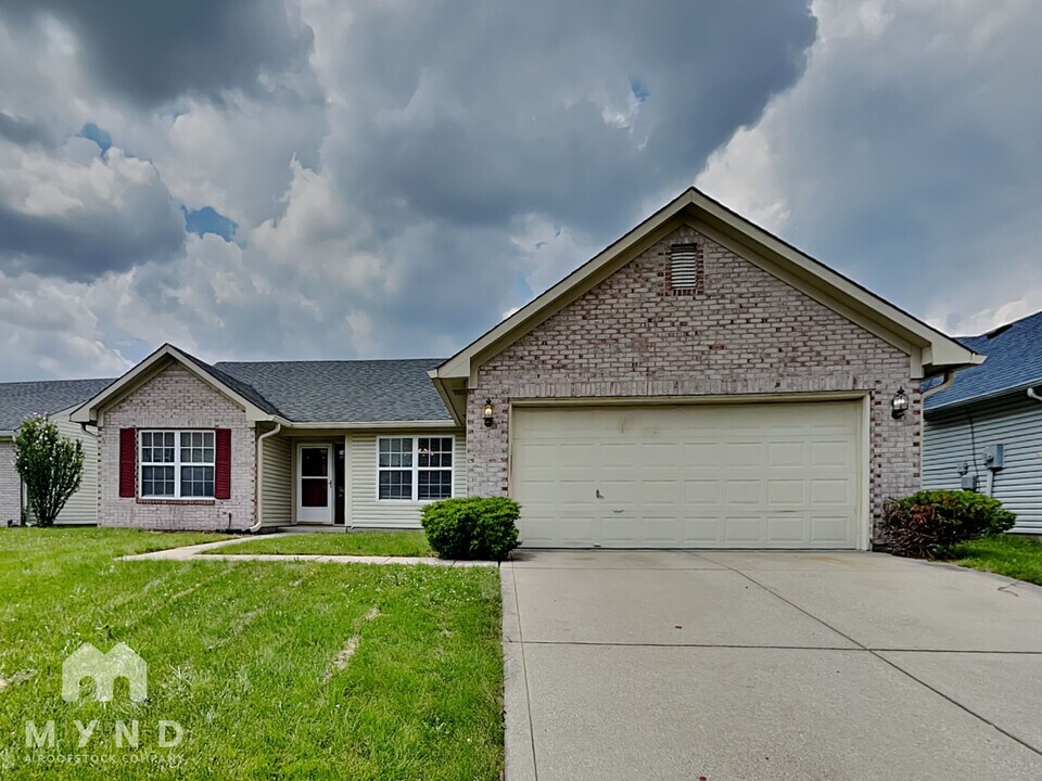 704 Treyburn Lakes Way in Indianapolis, IN - Building Photo