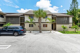 1647 Cabot Ln in Wellington, FL - Building Photo