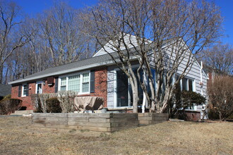 86 Old Farms Ln in New Milford, CT - Building Photo - Building Photo