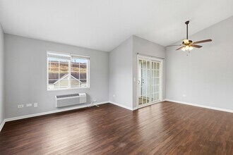 2023 Silverstone Dr in Carpentersville, IL - Building Photo - Building Photo