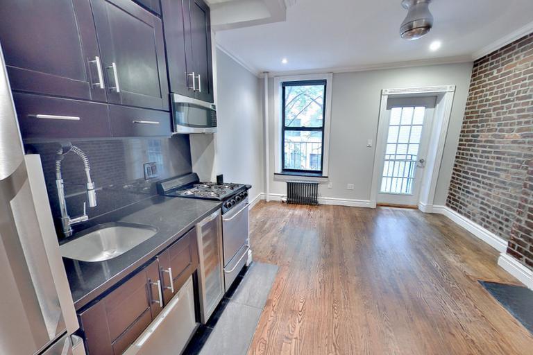 221 Mott St in New York, NY - Building Photo