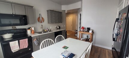 219 Park Row, Unit B in St. Peter, MN - Building Photo - Building Photo