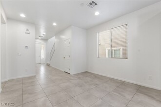 8641 Todd Allen Creek St, Unit 22 in Las Vegas, NV - Building Photo - Building Photo