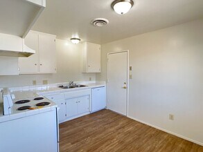 4712 Summertree Ln in Bakersfield, CA - Building Photo - Building Photo