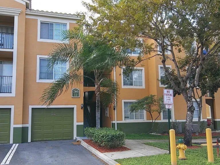 2160 E Preserve Way, Unit 308 in Miramar, FL - Foto de edificio