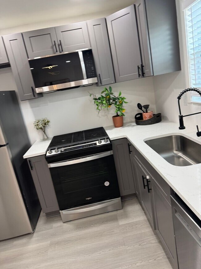 3475 Meadowlane Pl SW in Atlanta, GA - Foto de edificio - Building Photo