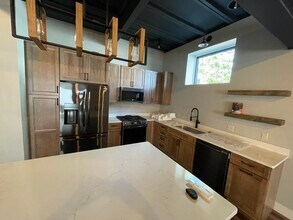 226 E Sixteenth St, Unit D2 in Traverse City, MI - Foto de edificio - Building Photo