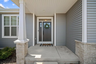 8765 Bell Meadow Ct in Franklin, WI - Foto de edificio - Building Photo