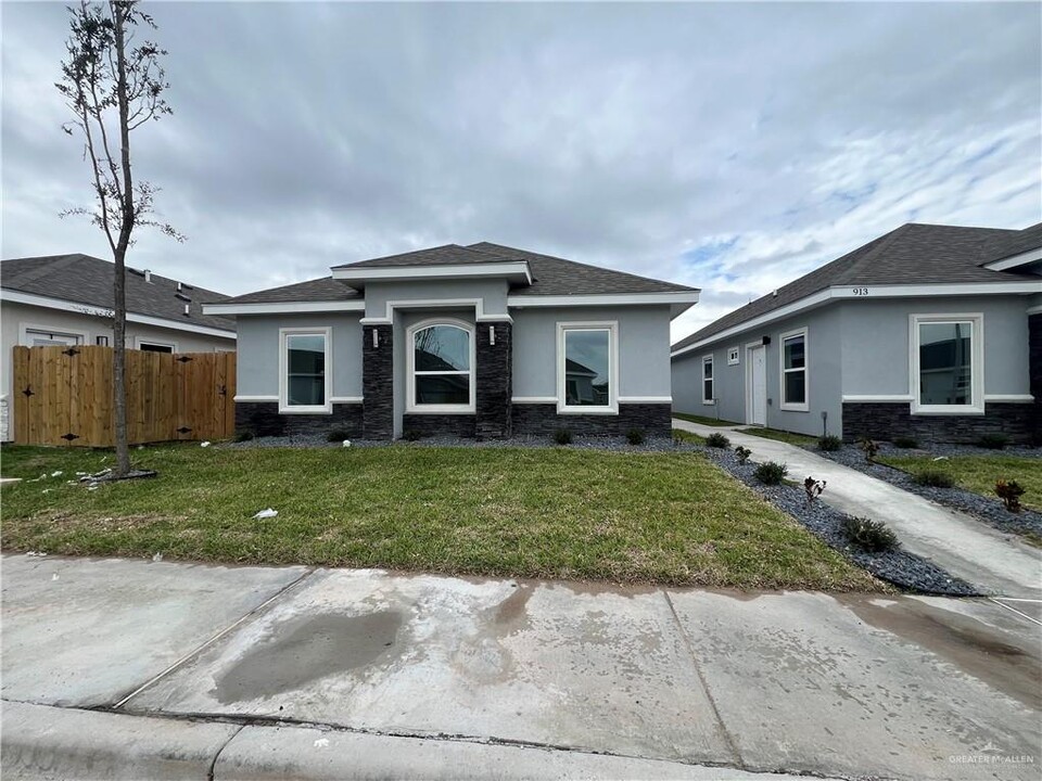 913 North Blair Avenue-Unit -2 in Edinburg, TX - Building Photo