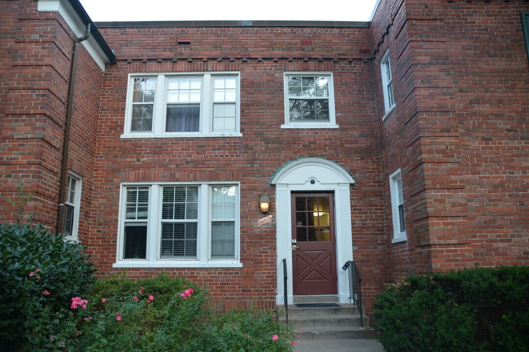 1736 N Rhodes St, Unit 290 in Arlington, VA - Building Photo