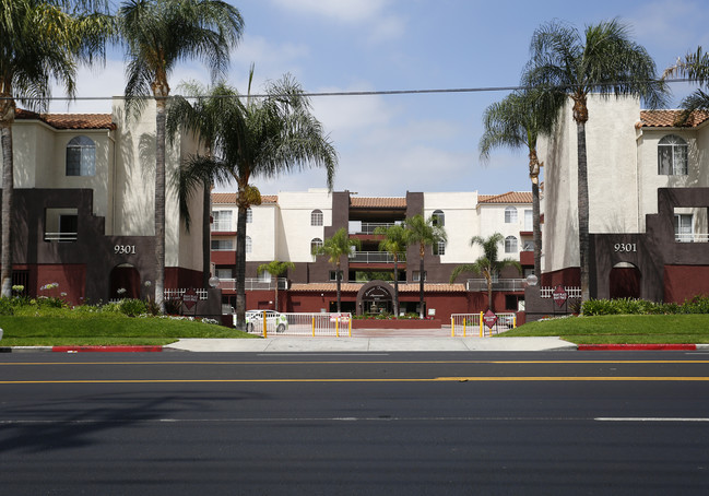 Sunset Terrace Apartments Homes in Panorama City, CA - Foto de edificio - Building Photo