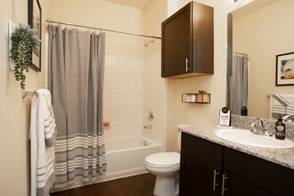 The District on 5th in Tucson, AZ - Foto de edificio - Interior Photo