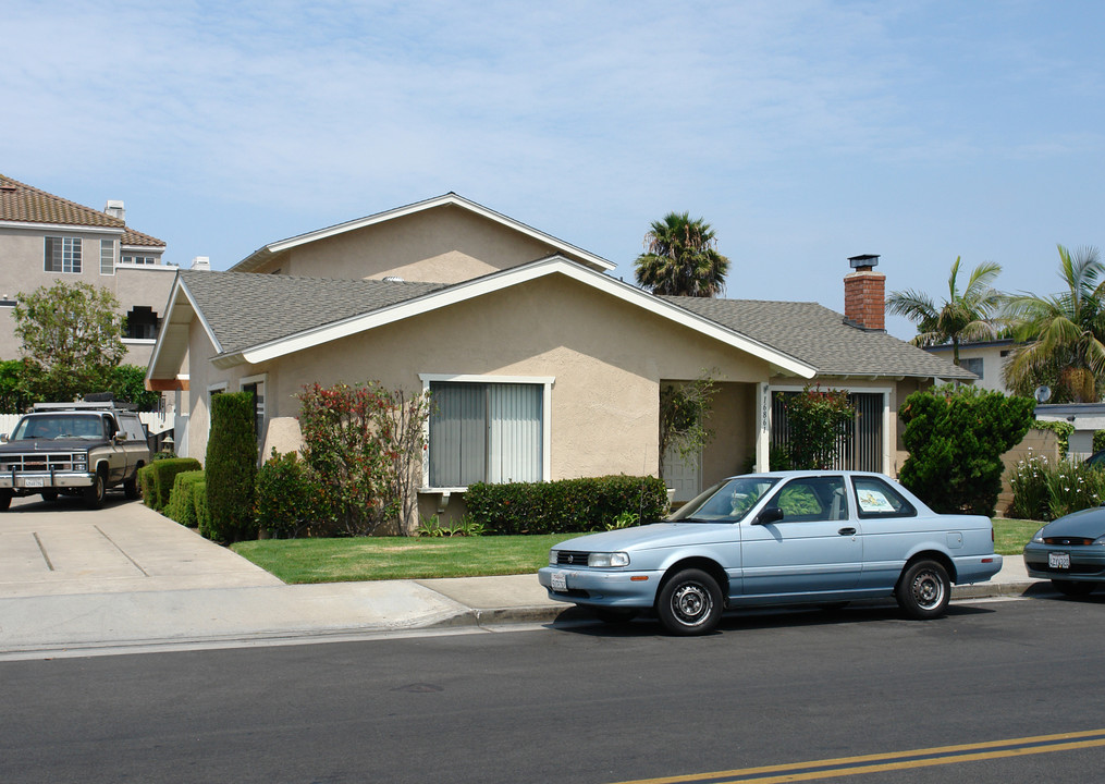16861 Sims St in Huntington Beach, CA - Foto de edificio