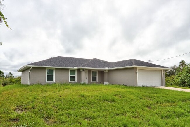 6014 Laura Ave N in Lehigh Acres, FL - Foto de edificio - Building Photo
