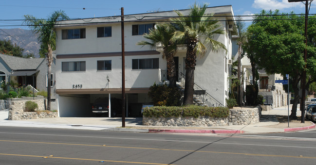 2453 Montrose Ave in Montrose, CA - Foto de edificio - Building Photo