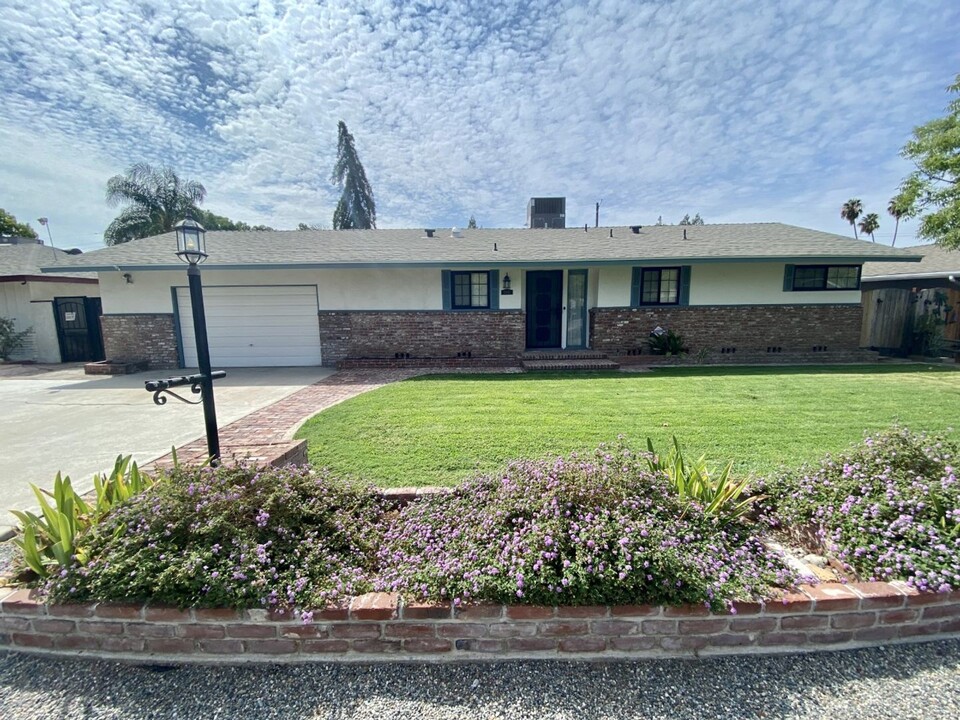 1363 E Portals Ave in Fresno, CA - Building Photo