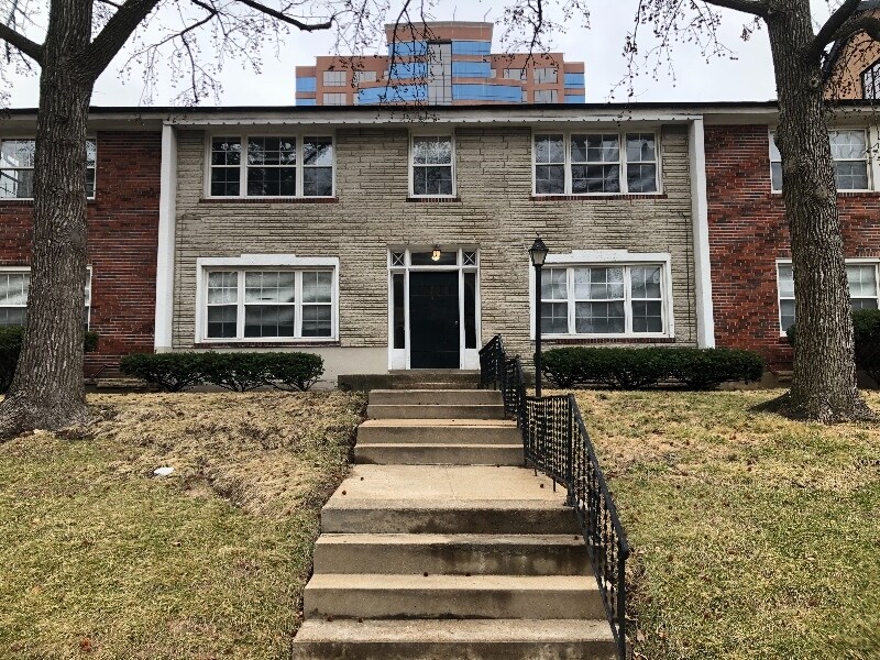 41 Brighton Way, Unit 2N in Clayton, MO - Foto de edificio